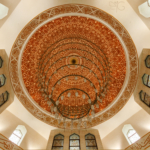 Интерьер Памятного знака, где хранится самый большой в мире печатный Коран