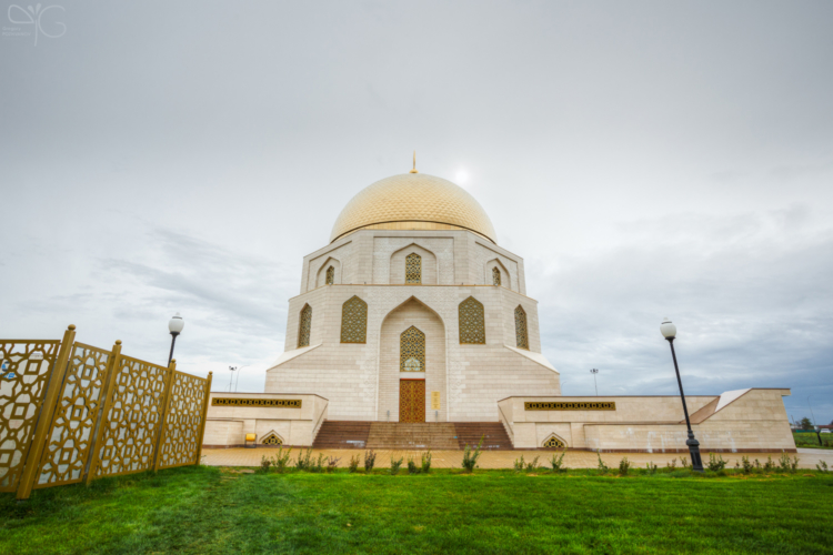 Памятный знак, где хранится самый большой в мире печатный Коран